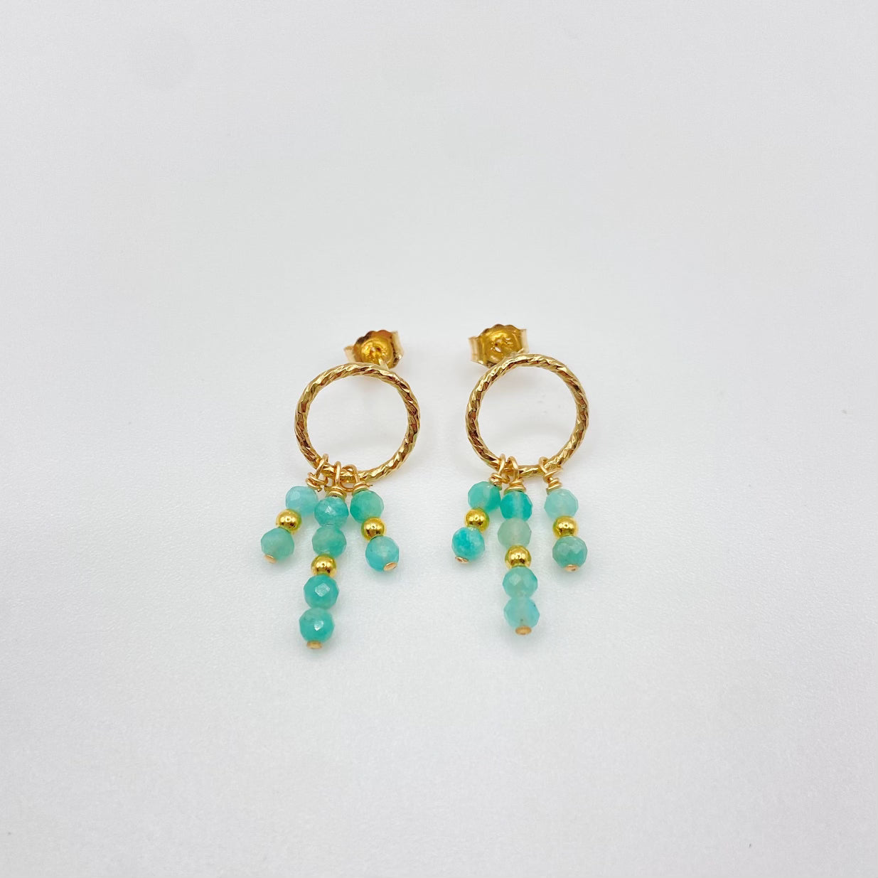 CLARTÉ - Boucles d'oreilles puces cercles effet martelé avec ses pierres semi-précieuses