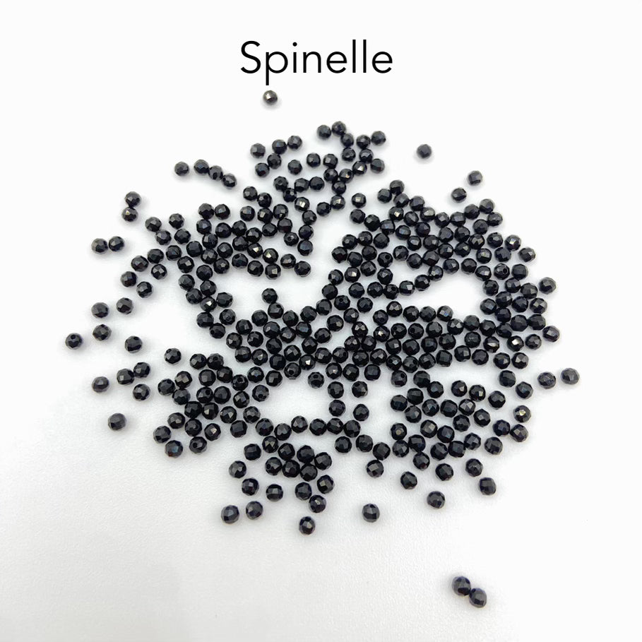 CLARTÉ - Boucles d'oreilles puces cercles effet martelé avec ses pierres semi-précieuses