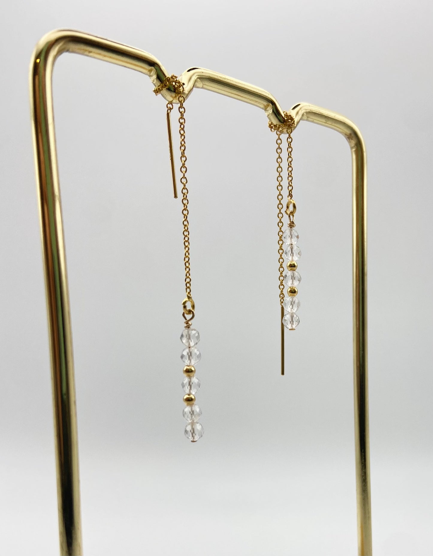 DÉLICATESSE - Boucles d'oreilles chaines et cristal de roche facetté