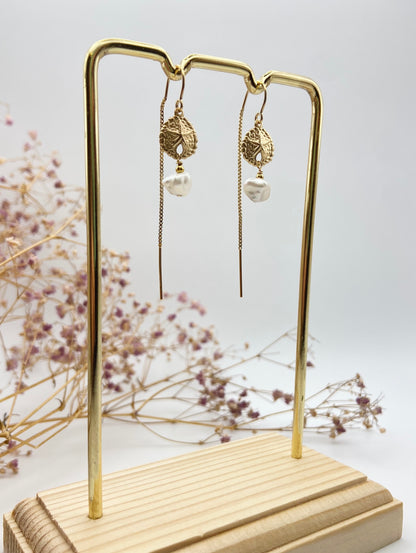 CHARME - Boucles d'oreilles traversantes, sand dollar et sa perle d'eau douce