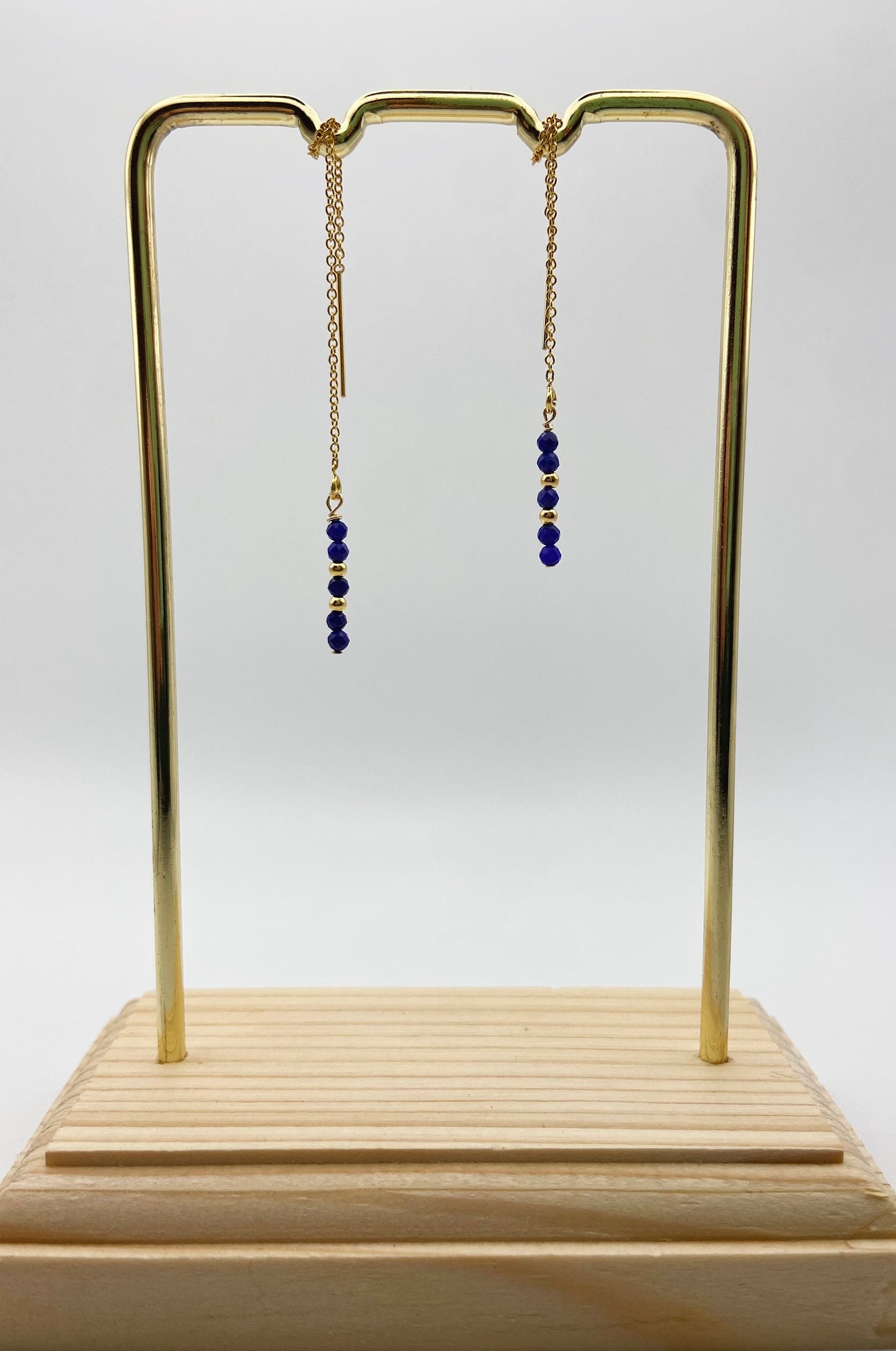 DÉLICATESSE - Boucles d'oreilles chaines et lapis lazuli facetté