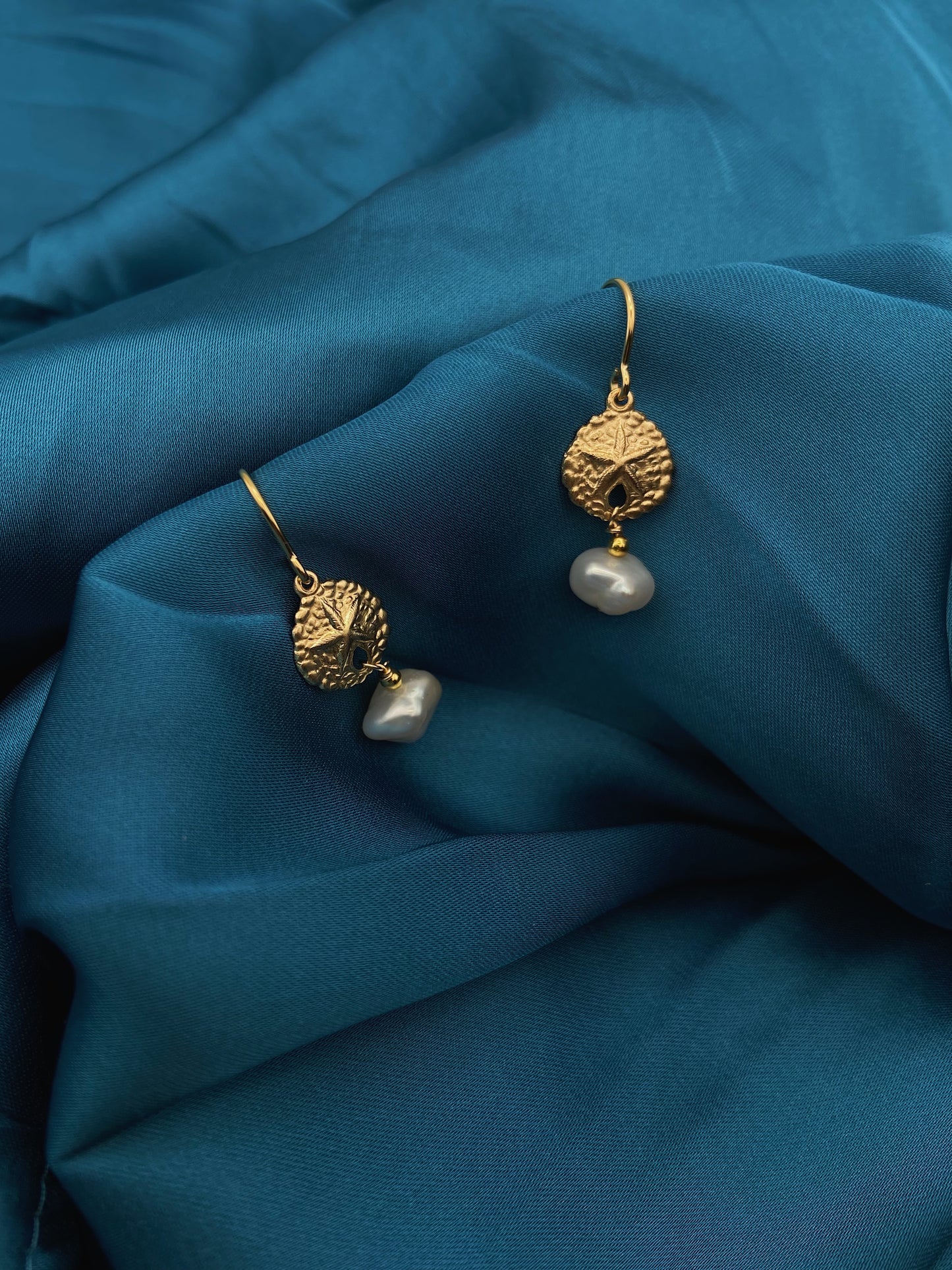 CHARME - Boucles d'oreilles traversantes, sand dollar et sa perle d'eau douce