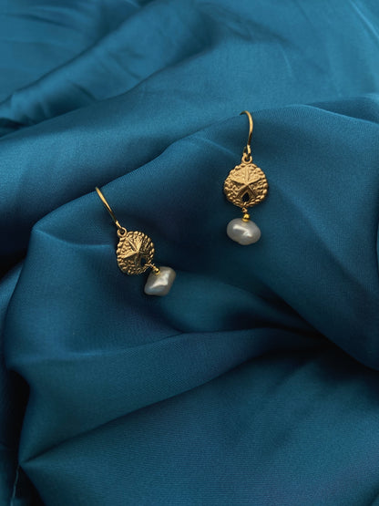 CHARME - Boucles d'oreilles traversantes, sand dollar et sa perle d'eau douce