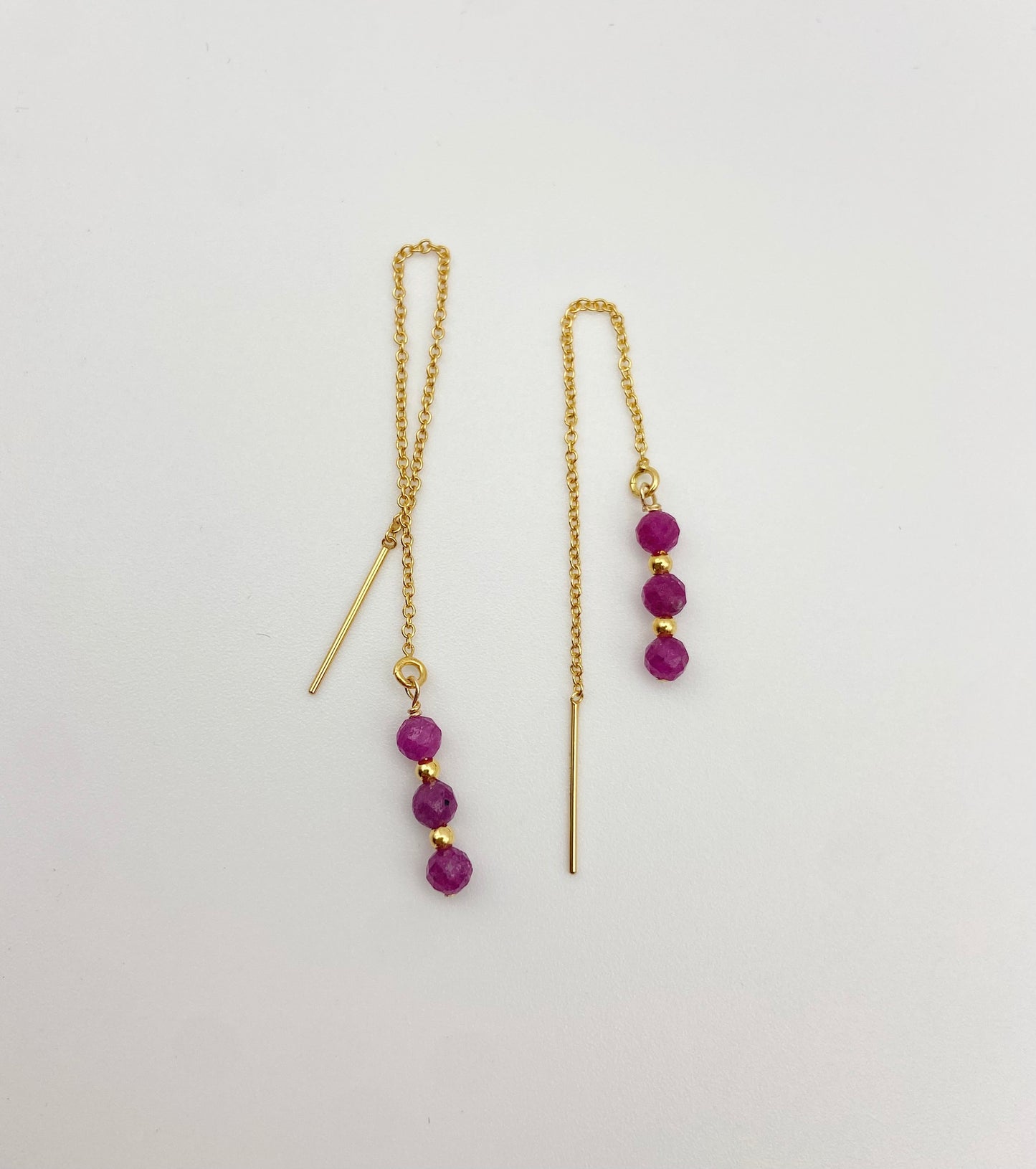 DÉLICATESSE - Boucles d'oreilles chaine et rubis facetté